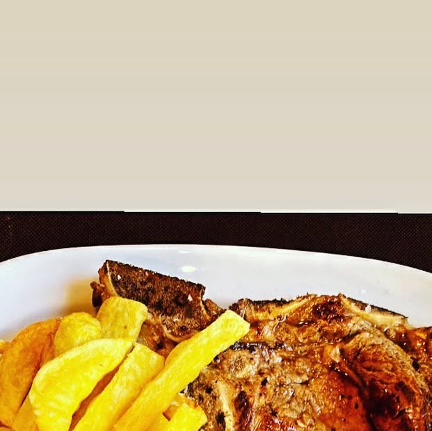 Plat del menú del dia amb guarnició de patates
